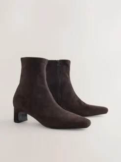 Chocoladebruin - Chisel Toe Block Heel Sock Boots