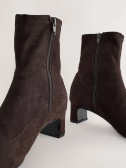 Chocoladebruin - Chisel Toe Block Heel Sock Boots