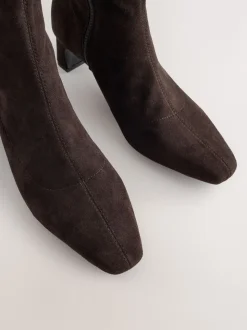 Chocoladebruin - Chisel Toe Block Heel Sock Boots