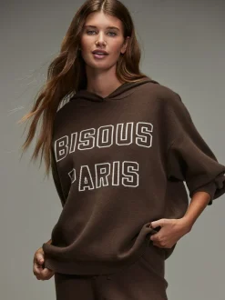 Chocoladebruin - Compact Cosy Graphic Long Sleeve Hoodie