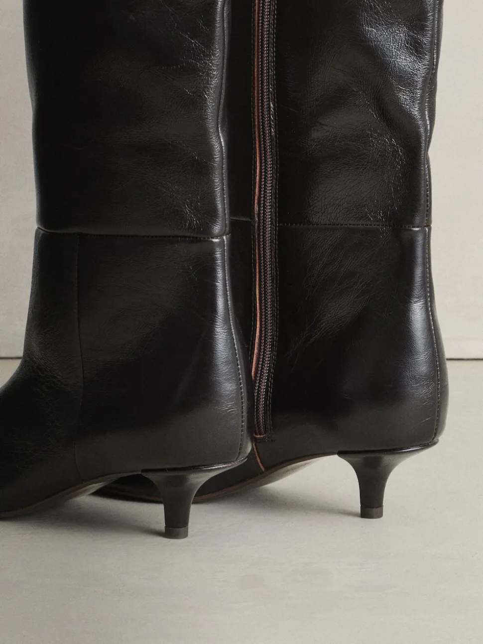 Chocoladebruin - Crinkle Effect Leather Signature Underset Heel Knee High Boots