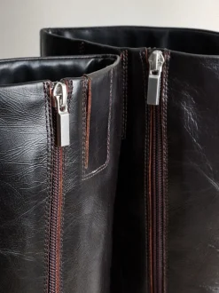 Chocoladebruin - Crinkle Effect Leather Signature Underset Heel Knee High Boots