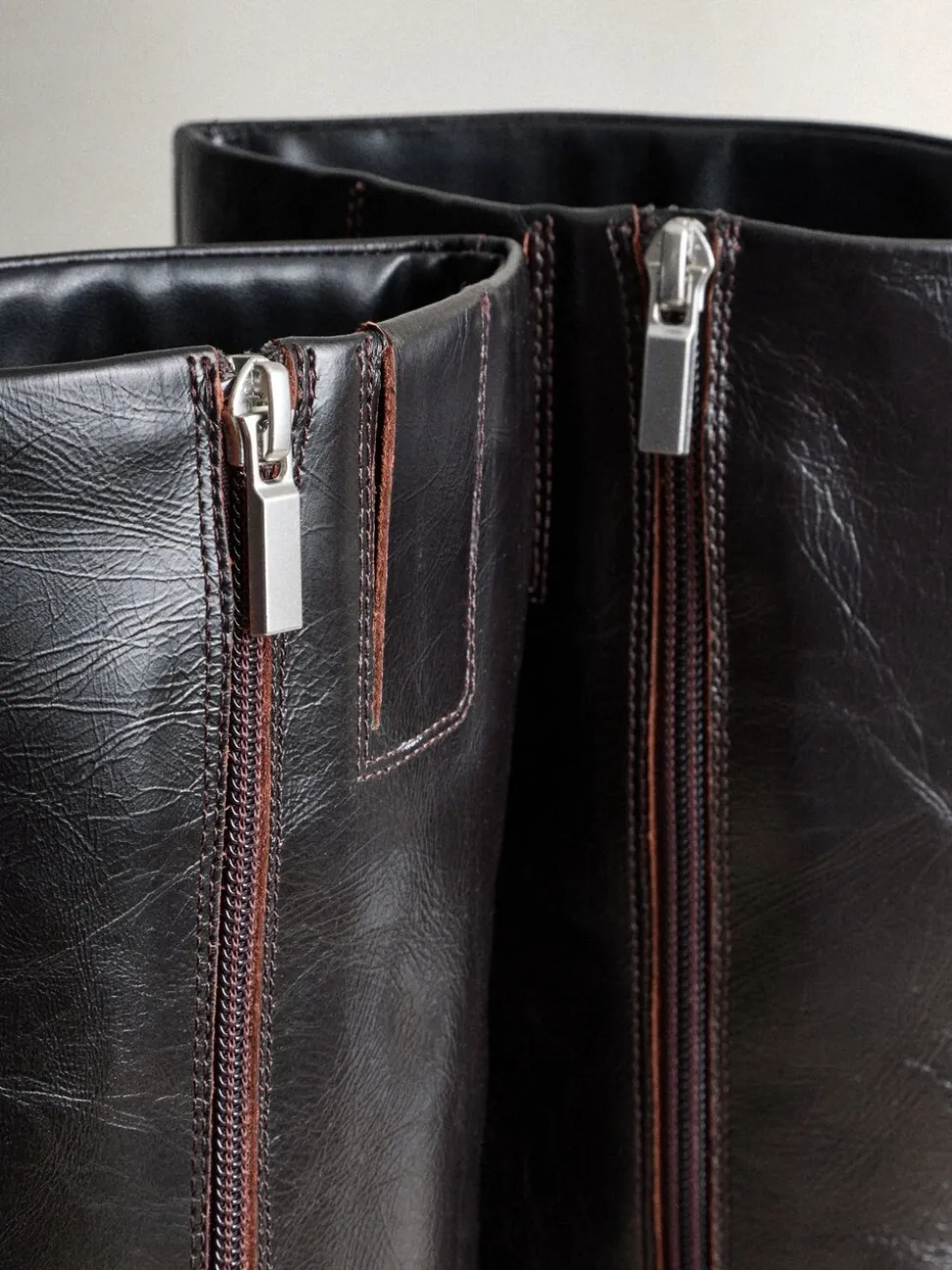 Chocoladebruin - Crinkle Effect Leather Signature Underset Heel Knee High Boots