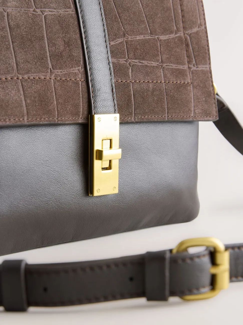 Chocoladebruin - Crossbodytas met imitatie krokodillenleer