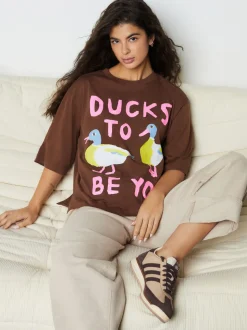 Chocoladebruin - Duck Graphic Short Sleeve Crew Neck T-Shirt