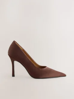 Chocoladebruin - Forever Comfort® satijnen pumps met spitse neus