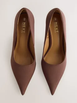 Chocoladebruin - Forever Comfort® satijnen pumps met spitse neus