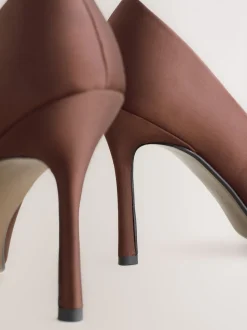 Chocoladebruin - Forever Comfort® satijnen pumps met spitse neus