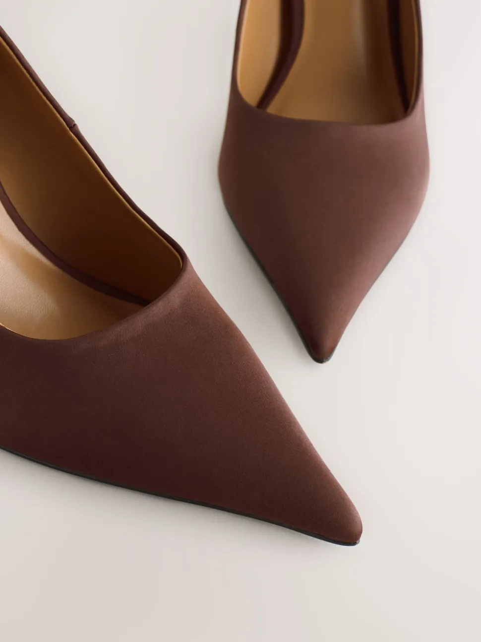 Chocoladebruin - Forever Comfort® satijnen pumps met spitse neus
