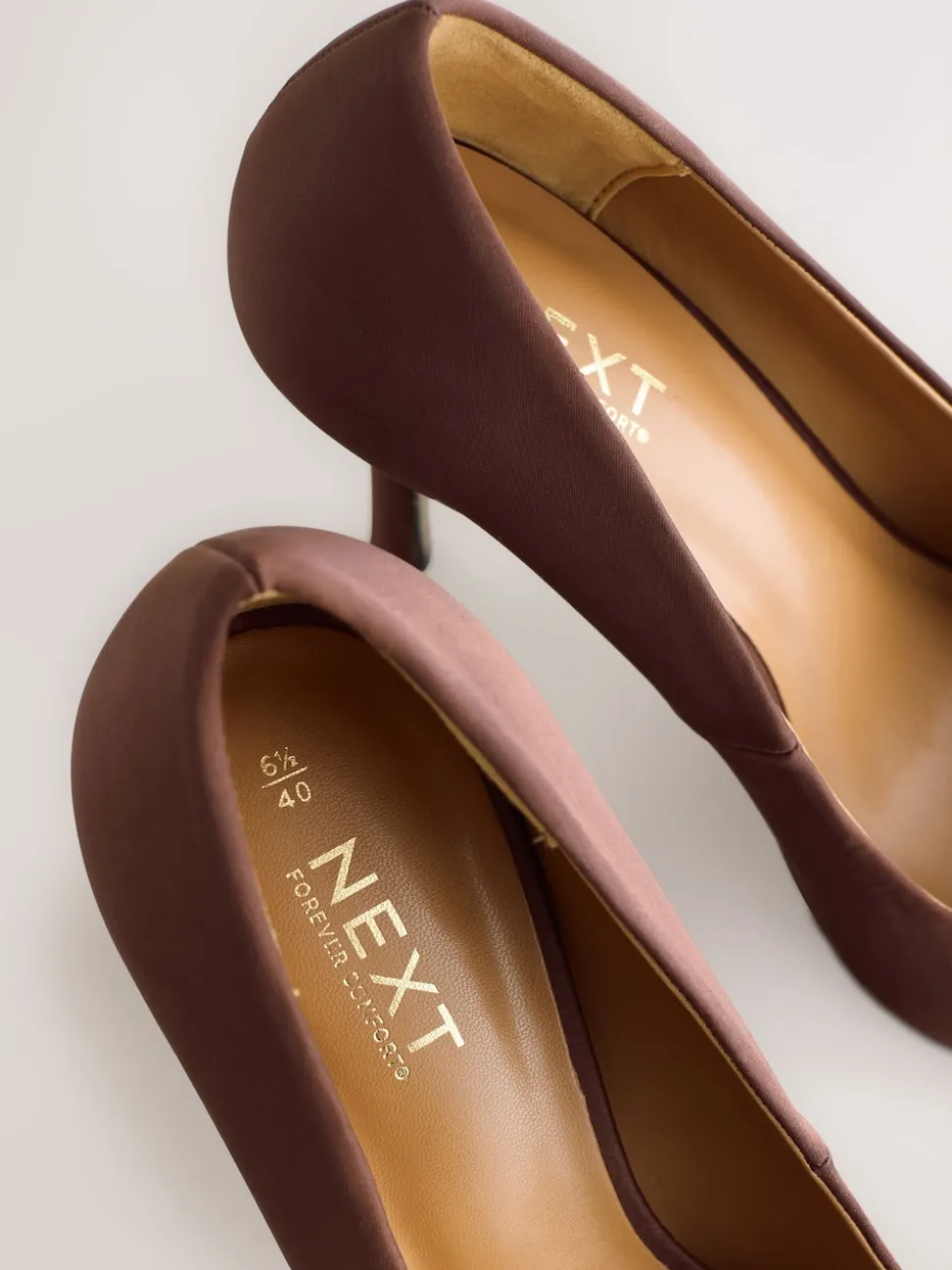 Chocoladebruin - Forever Comfort® satijnen pumps met spitse neus