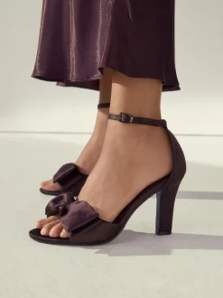 Chocoladebruin - Forever Comfort® Satin Bow Block Heeled Sandals