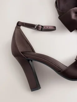 Chocoladebruin - Forever Comfort® Satin Bow Block Heeled Sandals