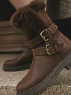 Chocoladebruin - Forever Comfort® enkellaarzen met dubbele gesp en voering van imitatiebont