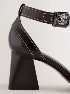 Chocoladebruin - Forever Comfort® Point Toe Buckle Block Heels