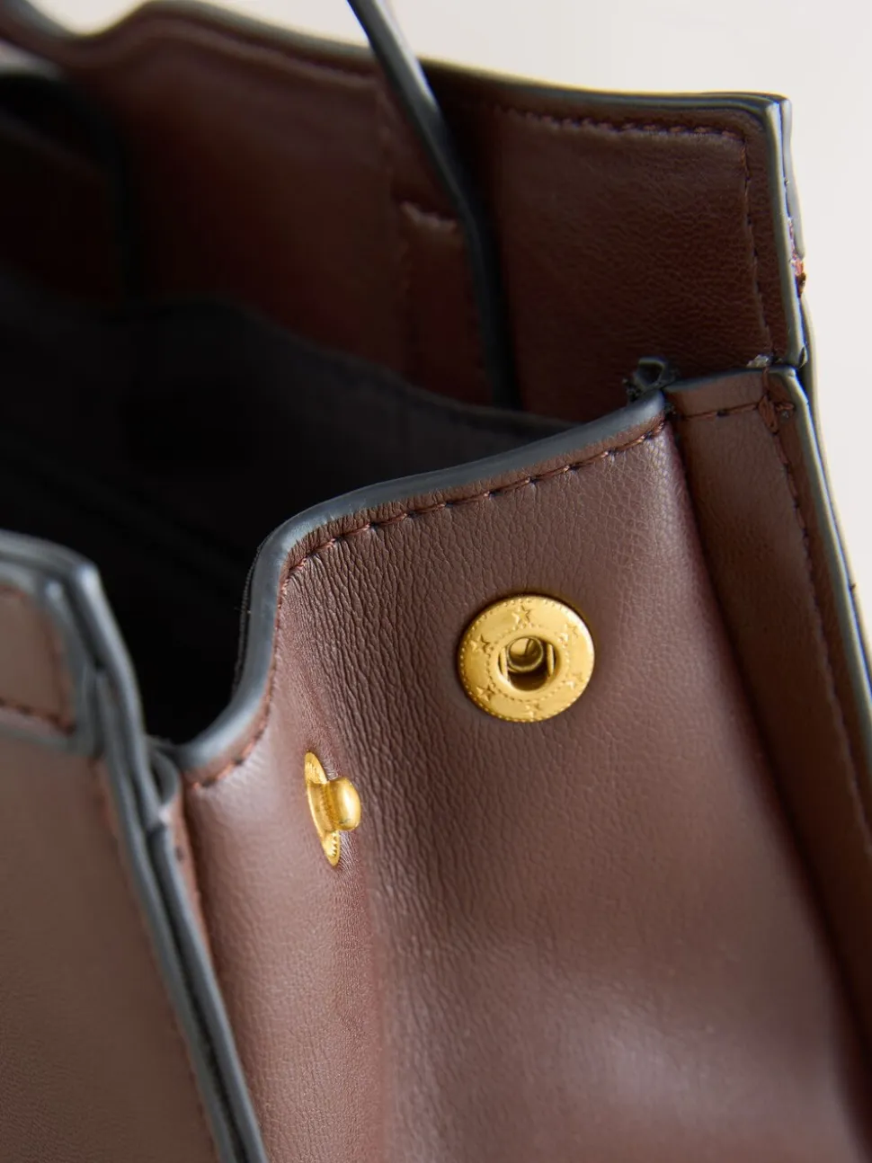 Chocoladebruin - Hardware Detail Shoulder Bag