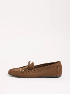 Chocoladebruin - Lipsy casual mocassin instappers van imitatieleer met studs