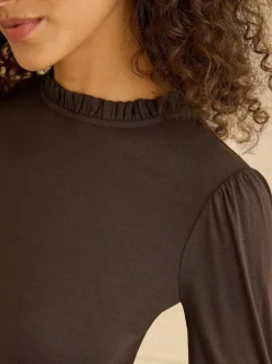 Chocoladebruin - Love & Roses jersey top met ruches aan de hals en lange mouwen