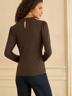 Chocoladebruin - Love & Roses jersey top met ruches aan de hals en lange mouwen