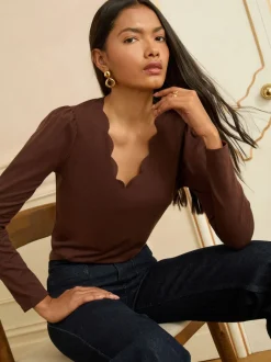 Chocoladebruin - Love & Roses - Jersey top met lange mouwen en geschulpte V-hals