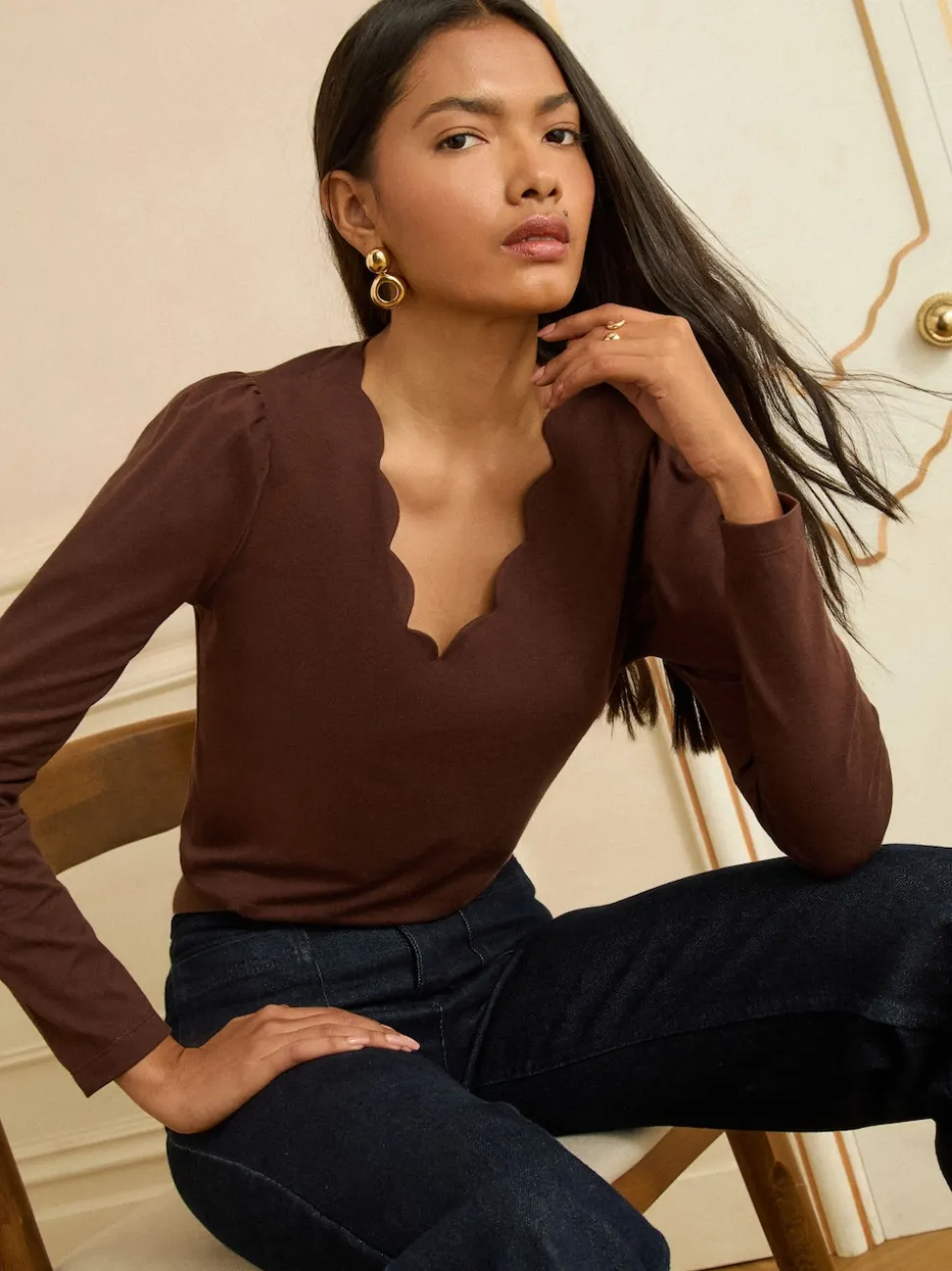 Chocoladebruin - Love & Roses - Jersey top met lange mouwen en geschulpte V-hals