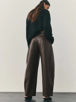 Chocoladebruin - Nothing Ordinary Faux Leather Barrel Leg Trousers