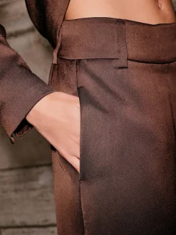 Chocoladebruin - Satijnen broek met wijde pijpen en elastiek in de achterkant