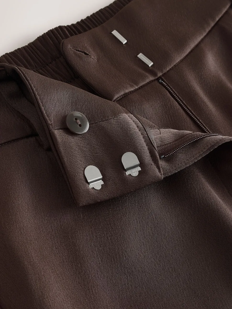 Chocoladebruin - Satijnen broek met wijde pijpen en elastiek in de achterkant