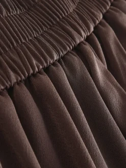 Chocoladebruin - Satijnen broek met wijde pijpen en elastiek in de achterkant