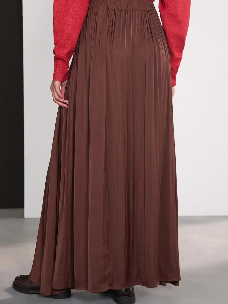 Chocoladebruin - Satin Pleated Maxi Skirt