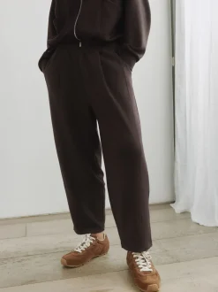 Chocoladebruin - self. Barrell Leg Joggers
