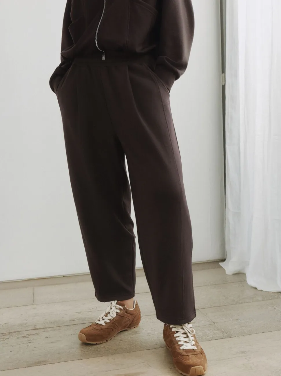 Chocoladebruin - self. Barrell Leg Joggers