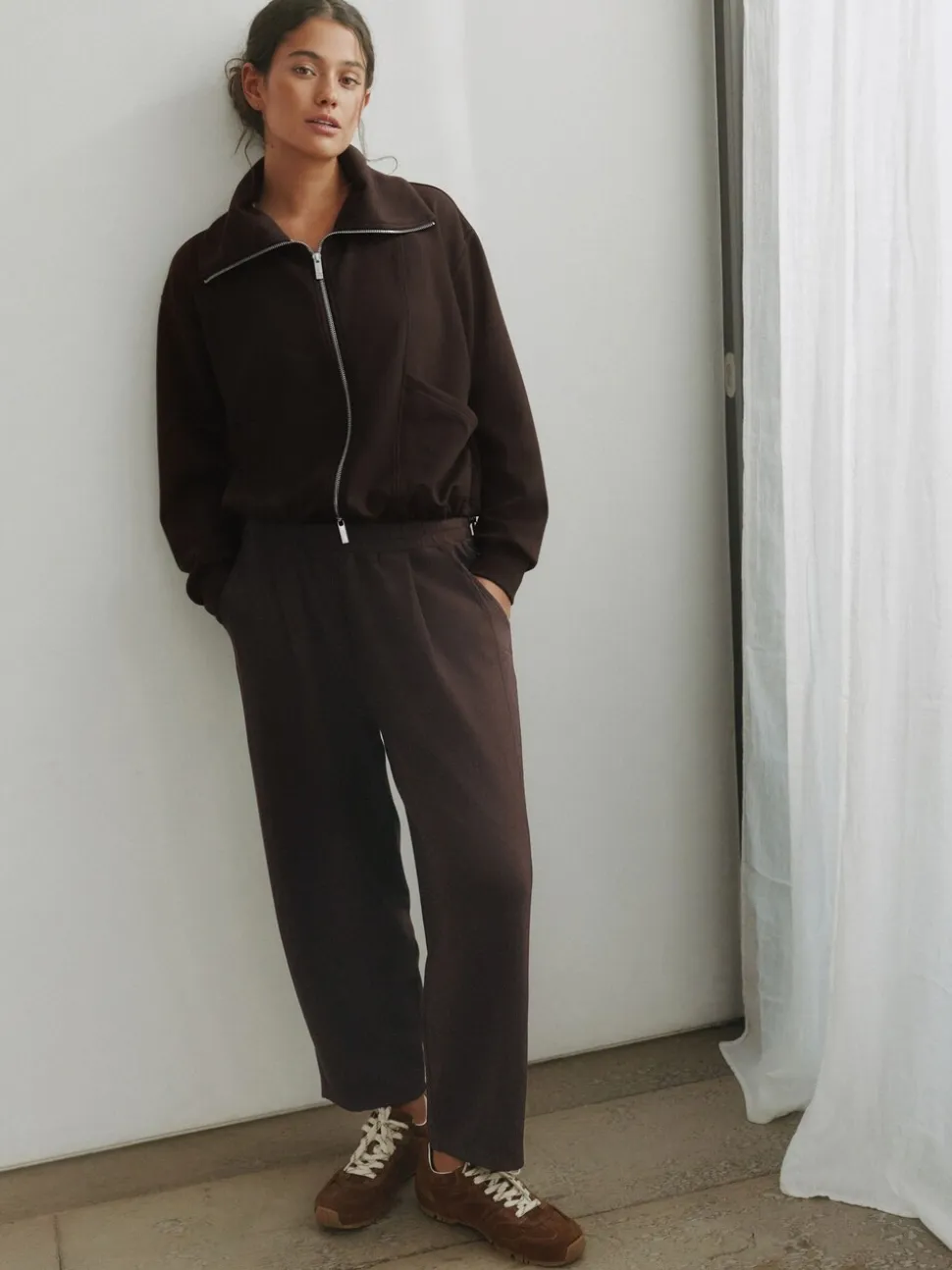Chocoladebruin - self. Barrell Leg Joggers