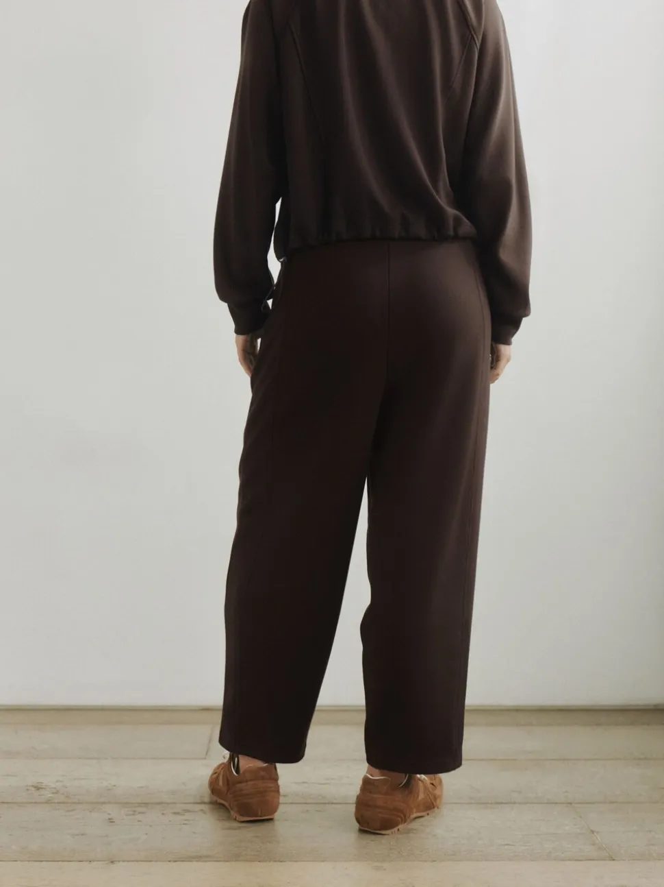 Chocoladebruin - self. Barrell Leg Joggers