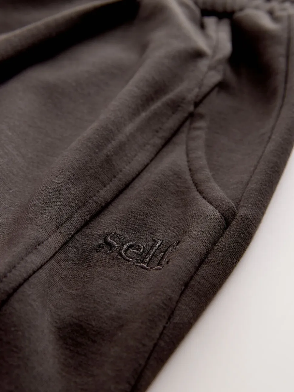 Chocoladebruin - self. Barrell Leg Joggers