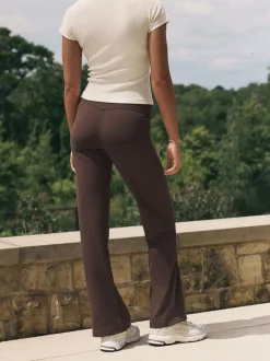 Chocoladebruin - self. Geribde wijde legging