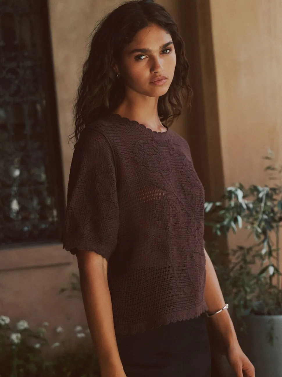 Chocoladebruin - Short Sleeve Floral Crochet Crew Neck T-Shirt