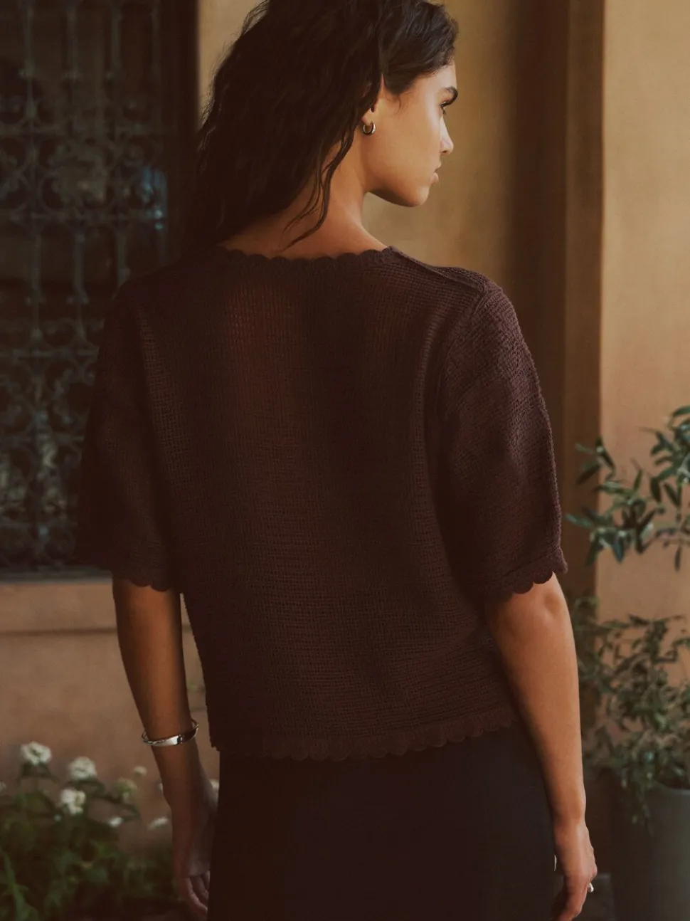 Chocoladebruin - Short Sleeve Floral Crochet Crew Neck T-Shirt
