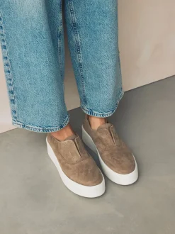 Chocoladebruin - Signature leren sneakers met dikke plateauzolen en sleehak
