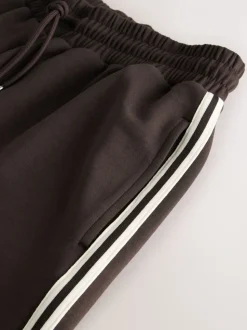 Chocoladebruin - Slinky trainingsbroek met wijde pijpen en zijstrepen