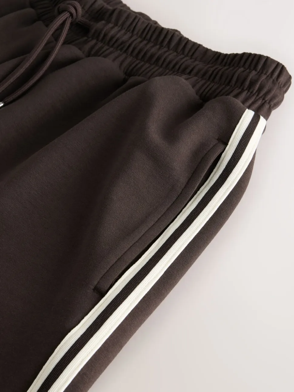 Chocoladebruin - Slinky trainingsbroek met wijde pijpen en zijstrepen