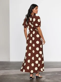 Chocoladebruin gestippeld - Midi-jurk met print en pofmouwen