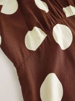 Chocoladebruin gestippeld - Midi-jurk met print en pofmouwen