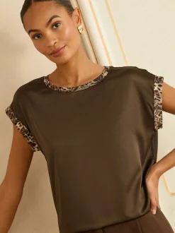 Chocoladebruin met dierenprint - Love & Roses Print Satin Front Jersey Back Crew Neck Blouse