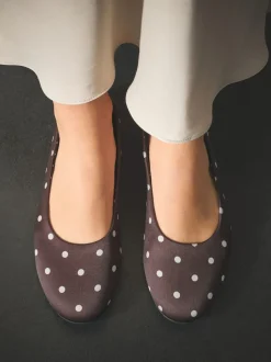Chocoladebruin met stippen - Forever Comfort® Round Toe Ballerinas