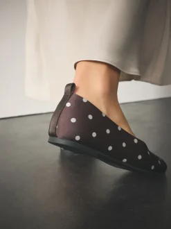 Chocoladebruin met stippen - Forever Comfort® Round Toe Ballerinas