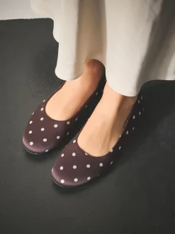 Chocoladebruin met stippen - Forever Comfort® Round Toe Ballerinas