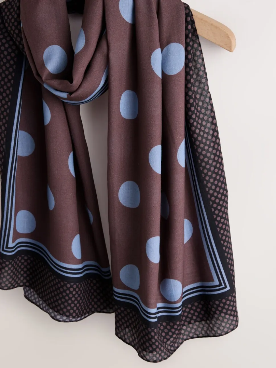Chocoladebruin met stippen - Lichte sjaal