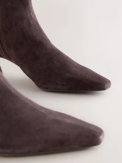 Chocoladebruin suède - Forever Comfort® enkellaarsjes met hak en spitse neus