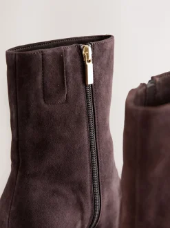 Chocoladebruin suède - Forever Comfort® enkellaarsjes met hak en spitse neus