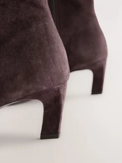 Chocoladebruin suède - Forever Comfort® enkellaarsjes met hak en spitse neus